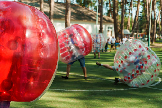 Mensen die Bubble Ball spelen